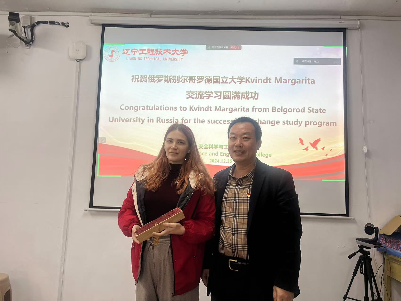 男人和女人站在墙边中度可信度描述已自动生成 男人和女人站在墙边中度可信度描述已自动生成